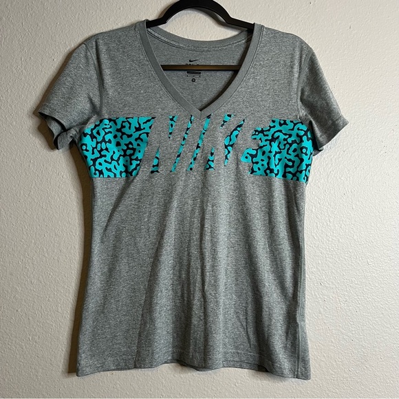 Nike Women's Dri Fit V Neck Grey Blue Animal Print - Picture 1 of 4